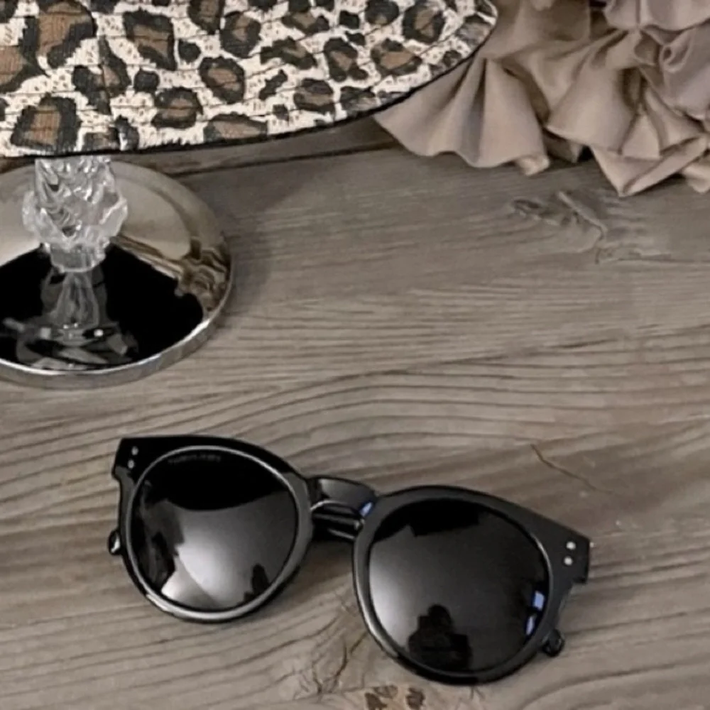 Thomas James Black Frame Sunglasses & Cheetah Print/Black Reversible Bucket Hat